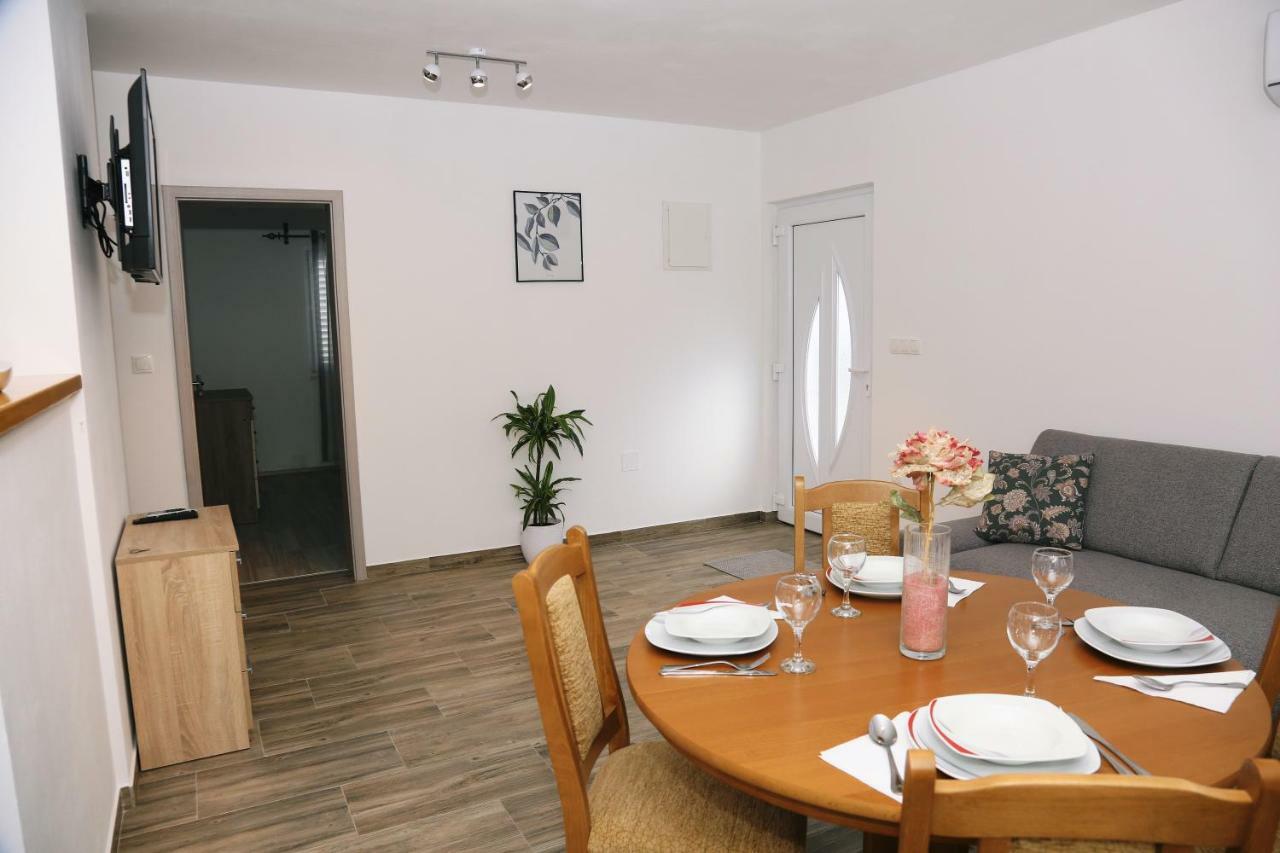 Apartments Tonia Br. 1 Zavalatica Exterior photo