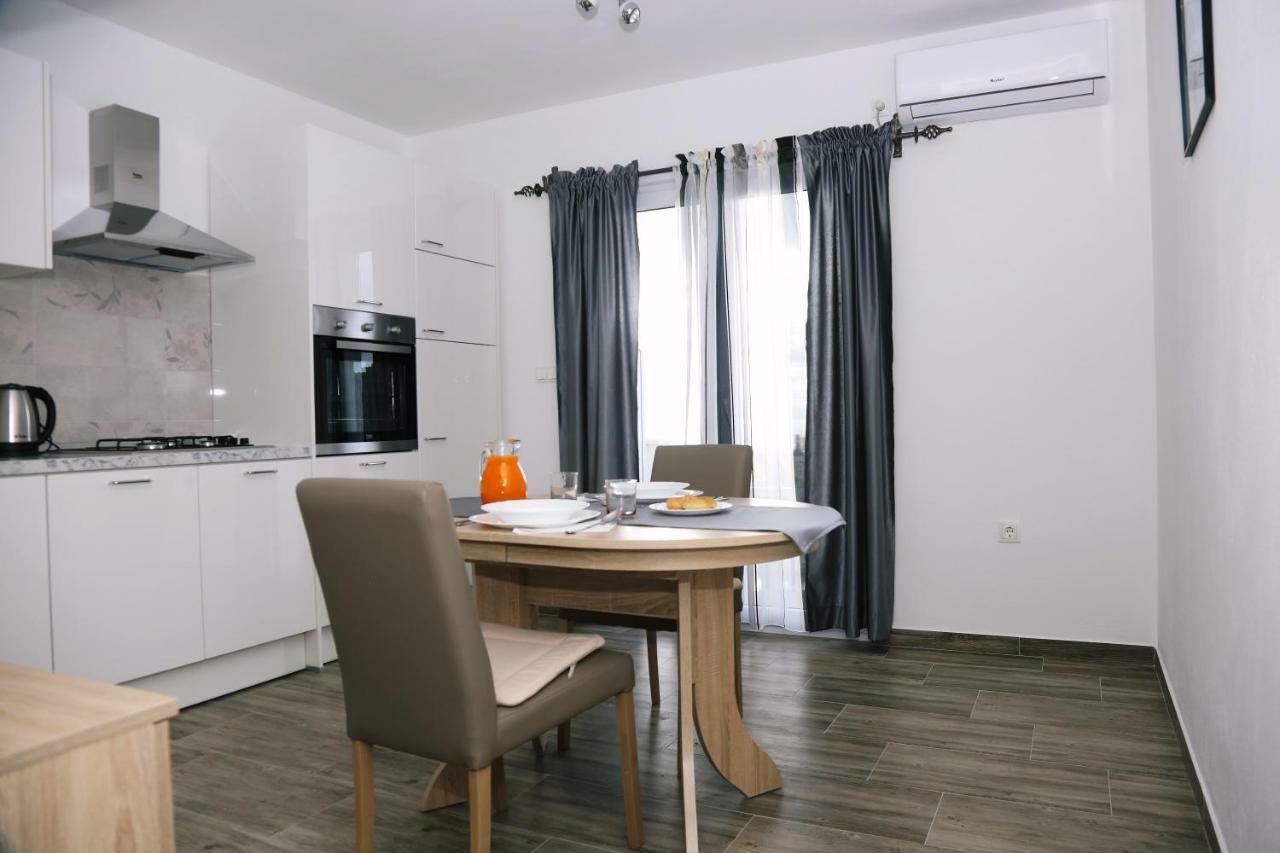 Apartments Tonia Br. 1 Zavalatica Exterior photo