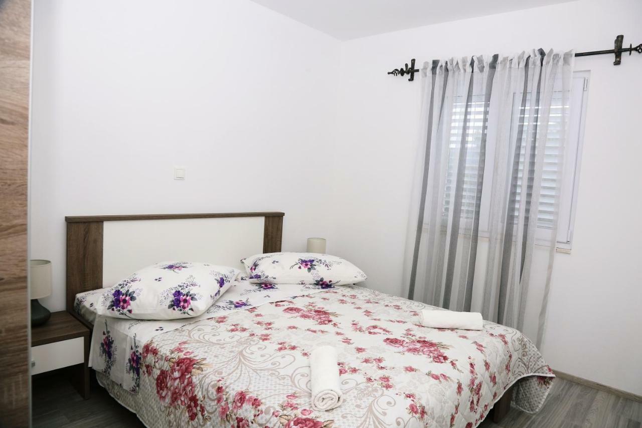 Apartments Tonia Br. 1 Zavalatica Exterior photo